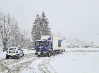 Circulaţie în condiţii de iarnă pe DN73, în zona Rucăr-Bran, unde ninge abundent