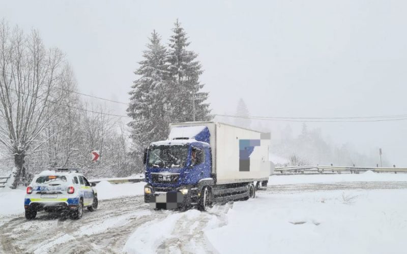 Circulaţie în condiţii de iarnă pe DN73, în zona Rucăr-Bran, unde ninge abundent