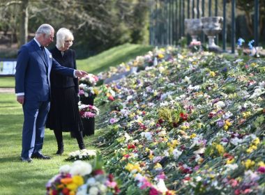 Funeraliile prinţului Philip - Flori aşezate la porţile Castelului Windsor. Minut de reculegere la nivel naţional înaintea înmormântării