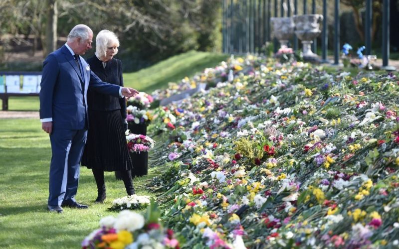 Funeraliile prinţului Philip - Flori aşezate la porţile Castelului Windsor. Minut de reculegere la nivel naţional înaintea înmormântării