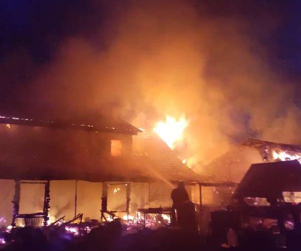 Incendiu puternic în Botoşani. O casă şi câteva anexe s-au făcut scrum