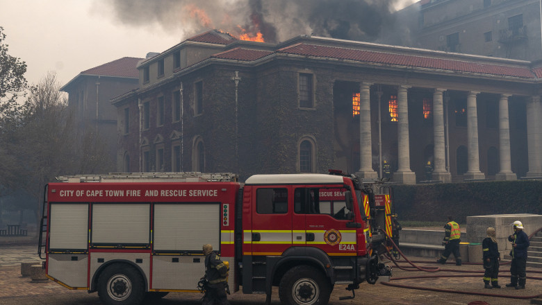 Incendiu de proporţii în Cape Town. Flăcările au ajuns în campusul universităţii, mai multe clădiri au ars