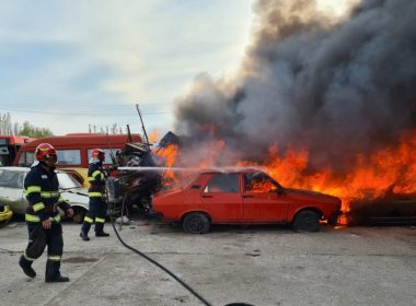 4 autobuze dezafectate şi 11 maşini abandonate au ars într-un incendiu izbucnit în curtea Regiei de Transport Craiova