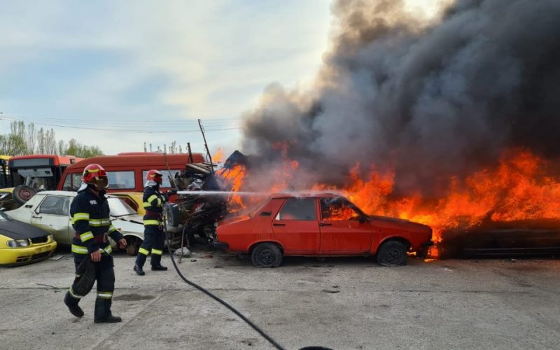 4 autobuze dezafectate şi 11 maşini abandonate au ars într-un incendiu izbucnit în curtea Regiei de Transport Craiova