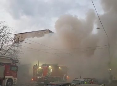 Incendiu puternic în Bucureşti, în cartierul Ferentari. Pompierii au intervenit şi cu un excavator