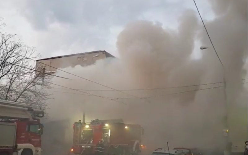 Incendiu puternic în Bucureşti, în cartierul Ferentari. Pompierii au intervenit şi cu un excavator