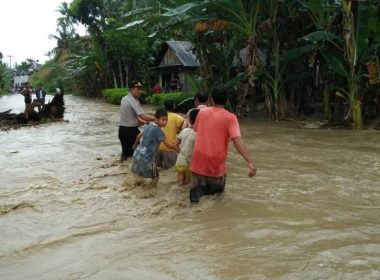 Inundaţii în Indonezia şi Timorul de Est: Peste 75 de morţi şi zeci de dispăruţi