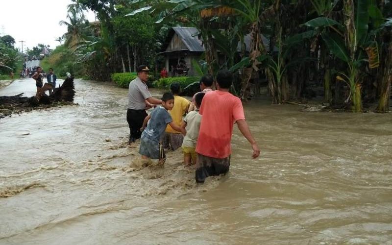 Inundaţii în Indonezia şi Timorul de Est: Peste 75 de morţi şi zeci de dispăruţi