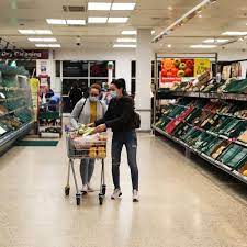 Prefectul Capitalei le-a cerut retailerilor să compare aglomeraţia din magazine în weekendul cu program scurt faţă de perioada dinainte