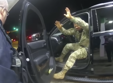 Militar de culoare, scos din maşină sub ameninţarea armelor şi stropit cu spray paralizant de poliţişti