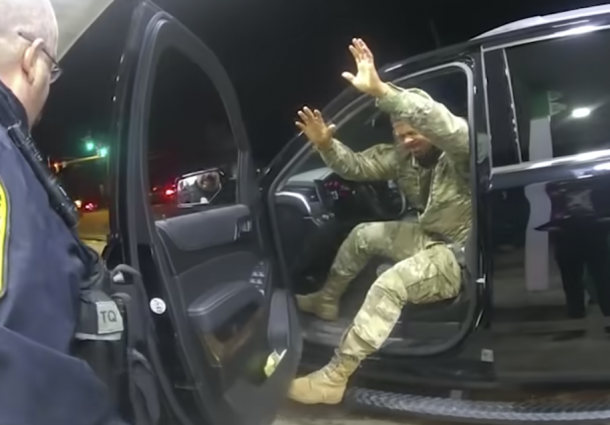 Militar de culoare, scos din maşină sub ameninţarea armelor şi stropit cu spray paralizant de poliţişti