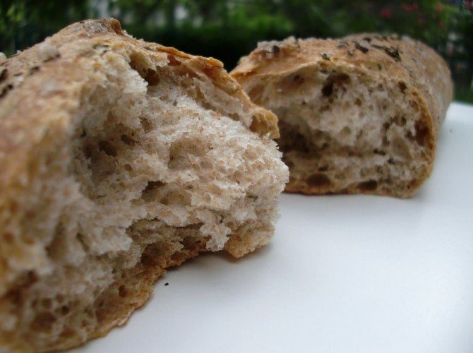 O treime dintre românii de la oraş consumă zilnic pâine, faţă de peste jumătate dintre persoanele de la ţară (sondaj)