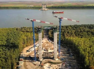 Premieră la cel mai scump pod din România. Japonezii au fixat prima piesă pe piloni, pentru cabluri