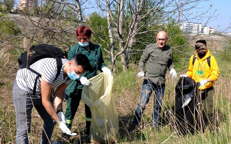Ziua Pământului - Zeci de saci de gunoaie strânşi din Delta Văcăreşti de angajaţi ai Primăriei Sectorului 4 şi de voluntari de la Asociaţia Alianţă Pentru Pădure şi de la Asociaţia Studenţilor Geografi din Universitatea Bucureşti
