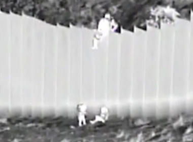 Copii aruncaţi peste zidul lui Donald Trump