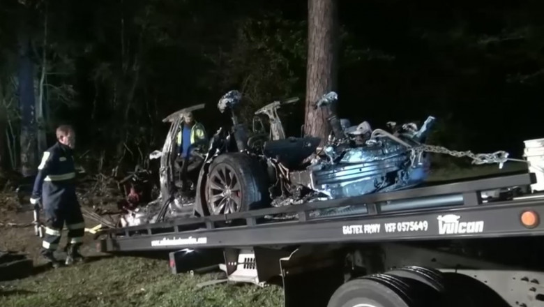 Doi bărbaţi au murit în accidentul unei maşini Tesla; poliţia suspectează că vehiculul era pe pilot automat