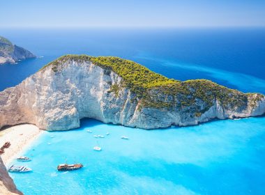 În Grecia se redeschid plajele private şi muzeele