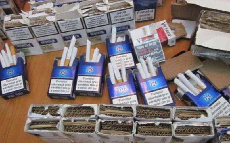 Un TIR înmatriculat în Ungaria, încărcat cu peste 80.000 de pachete cu ţigări, găsit abandonat în Arad