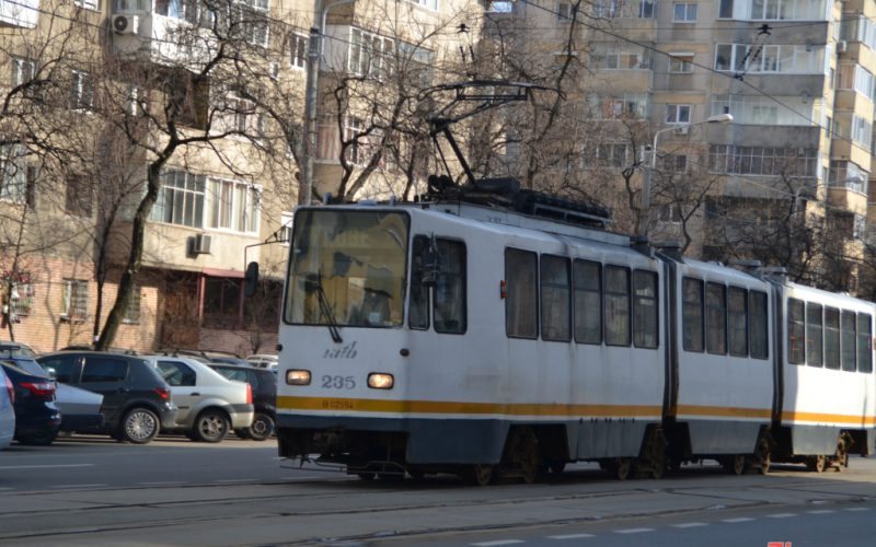 Situaţie inedită în traficul din Bucureşti: 14 oameni au împins o maşină de pe linia de tramvai