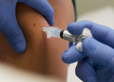 Pe principiul „oricum vom muri“, 85% dintre vârstnici refuză să se vaccineze
