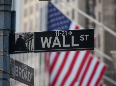 Wall Street a închis în scădere, în urma informaţiilor că preşedintele Biden ar dori majorarea taxei pe câştigurile de capital
