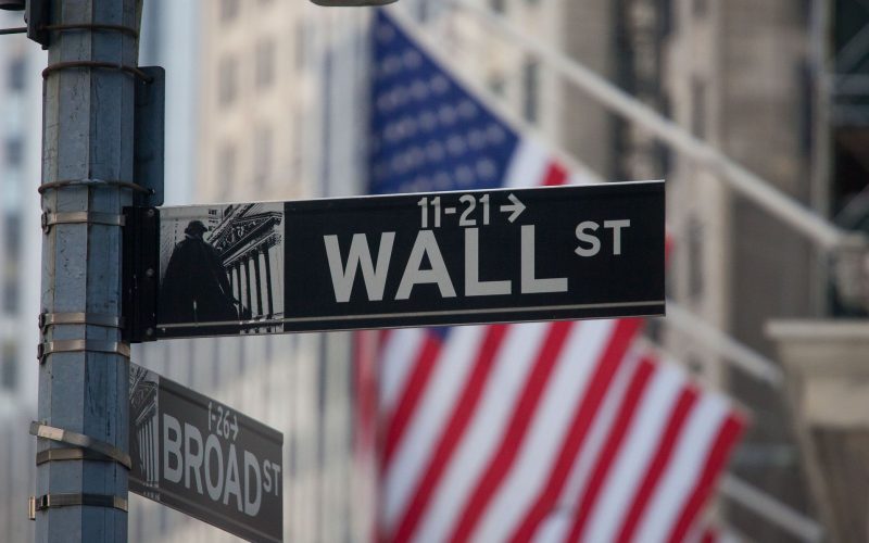 Wall Street a închis în scădere, în urma informaţiilor că preşedintele Biden ar dori majorarea taxei pe câştigurile de capital