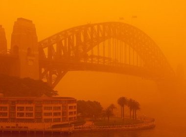 Oraşul Sydney, cuprins de fum