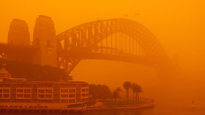 Oraşul Sydney, cuprins de fum