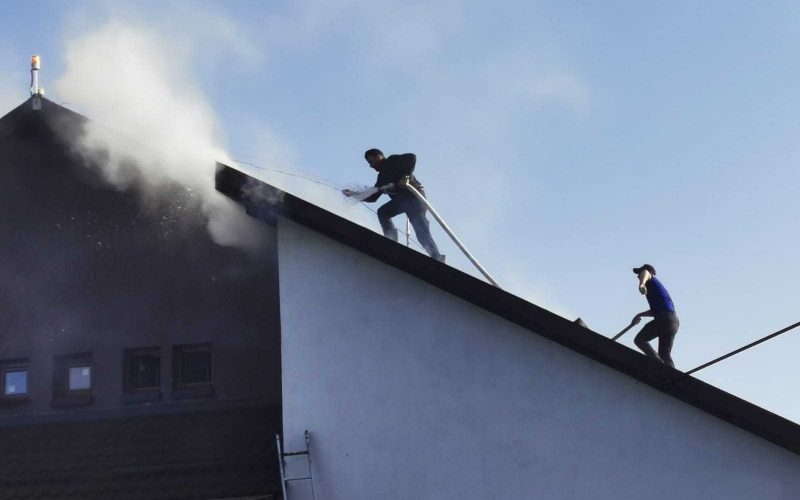 Incendiu la cabana Dochia, din masivul Ceahlău; 4 turişti s-au autoevacuat