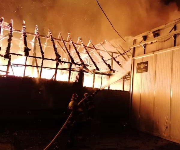 Incendiu la fabrica de mobilă din Reghin. Trei hale distruse complet