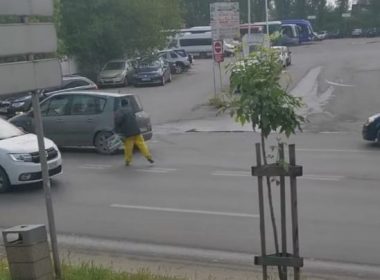 „Ninja“ de Slatina, pericol în trafic. Imaginile cu bărbatul înarmat cu o bâtă au ajuns pe internet