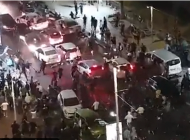 Imagini cu o mulţime de israelieni ce bat un şofer arab au fost transmise în direct la televiziunea publică