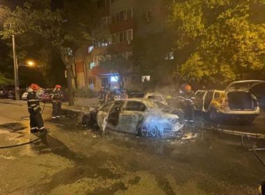 O maşină a luat foc în Bucureşti, iar focul s-a extins la alte trei autoturisme