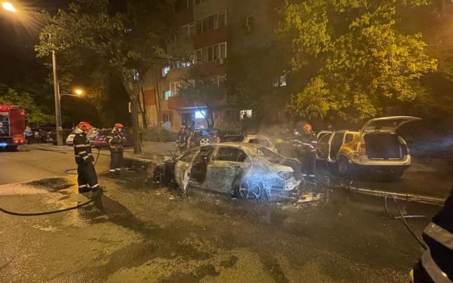 O maşină a luat foc în Bucureşti, iar focul s-a extins la alte trei autoturisme