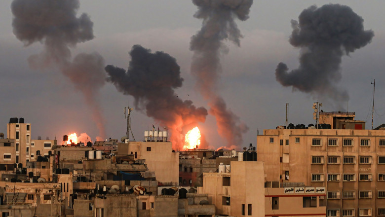 Noi bombardamente în Gaza. Hamas a lansat 110 rachete. Ministrul israelian al Apărării: Ne oprim când vom avea linişte deplină