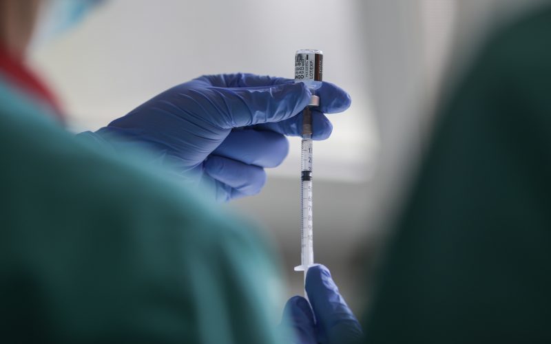 Slovacia suspendă vaccinările cu prima doză de AstraZeneca în timp ce investighează un deces provocat de tromboză
