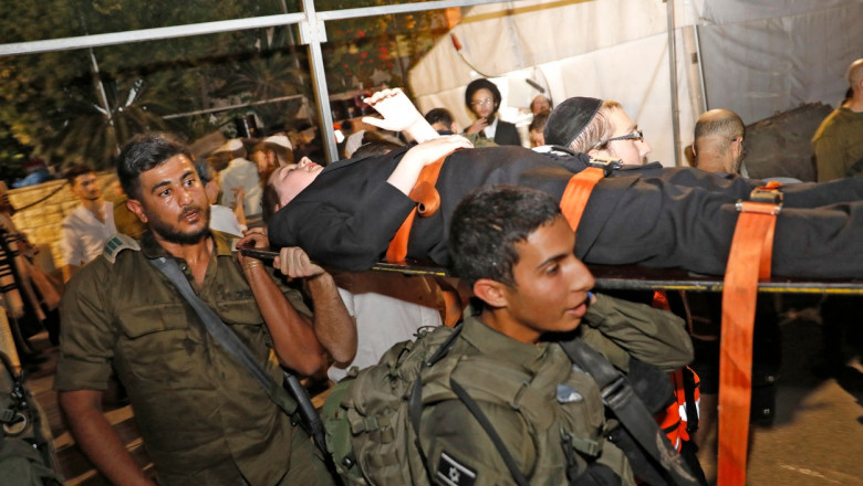 Doi morţi şi zeci de răniţi după prăbuşirea unei tribune într-o sinagogă arhiplină din Cisiordania
