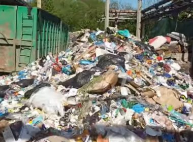 Garda de Mediu a găsit 100 de tone de deşeuri aruncate pe platforma Nitramonia Făgăraş. Primar: Au venit în weekend când nu se lucrează
