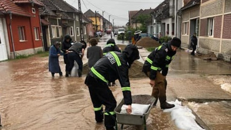 Ploi torenţiale în jumătate de ţară. Cod roşu de inundaţii în Bihor, oamenii şi-au înconjurat casele cu ziduri din saci de nisip