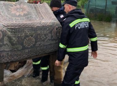 Cod roşu de inundaţii în Bihor şi Cluj, localnicii au primit mesaje RO-ALERT. Şase persoane salvate după ce casa le-a fost luată de ape