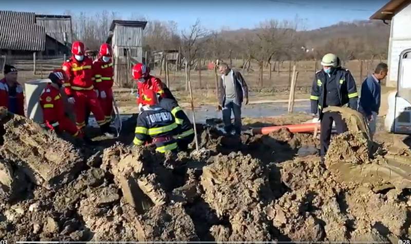 Un tânăr din Mureş a fost salvat la limită de pompieri, după ce un mal de pământ a căzut peste el. Totul s-a întâmplat în timp ce bărbatul, în vârstă de 32 de ani, lucra la o canalizare