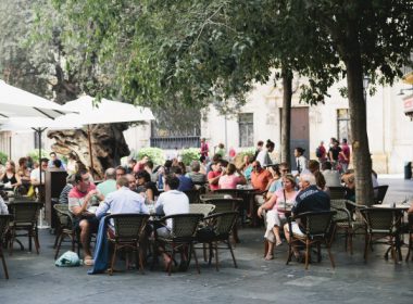 Muzeele şi cafenelele se redeschid în Franţa