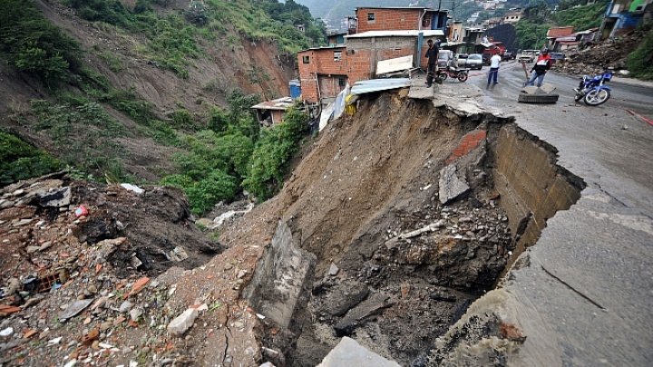 Şapte persoane au decedat în urma unei alunecări de teren produse în urma ploilor la un sit minier