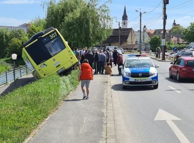 Autobuz la un pas sa se răstoarne in Cibin pe Malului – Şoferului i s-a făcut rău