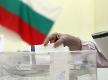 Bulgarii merg la urne pentru al doilea tur al alegerilor prezidenţiale