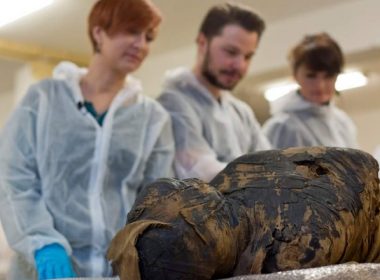Descoperire importantă. Singura mumie egipteană a unei femei însărcinate găsită până acum era ascunsă în sarcofagul unui preot