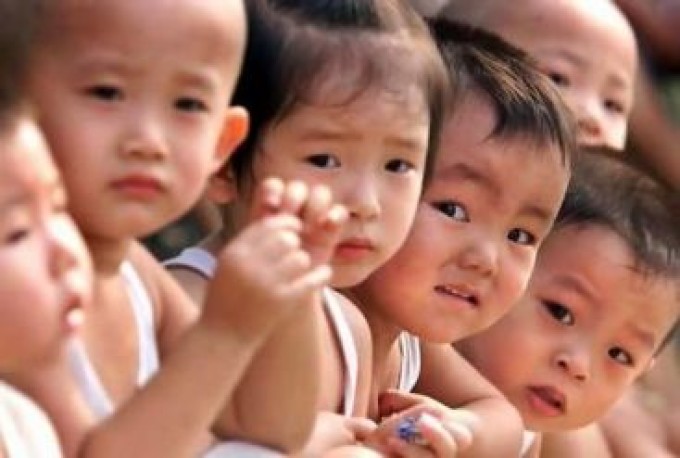 China anunţă o modificare majoră în politica demografică, autorizând cuplurile să aibă şi al treilea copil