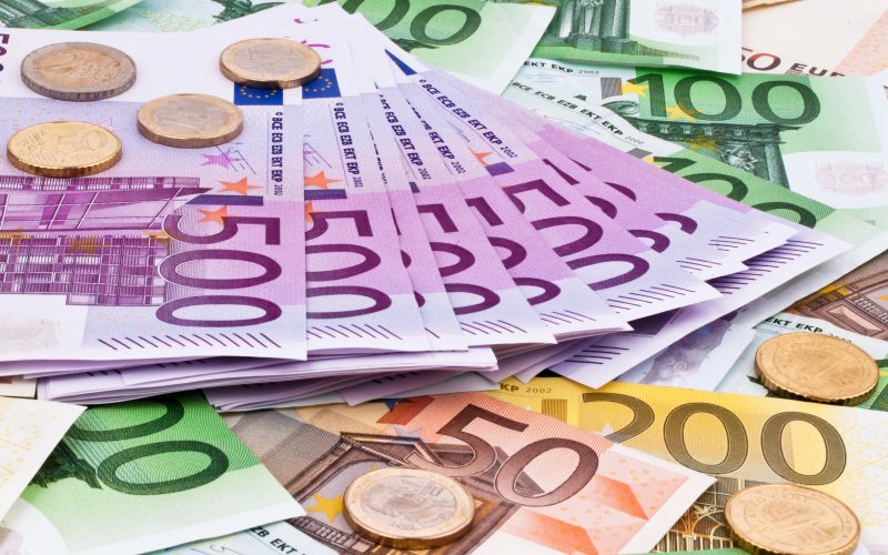 Euro, un nou maxim istoric în raport cu leul