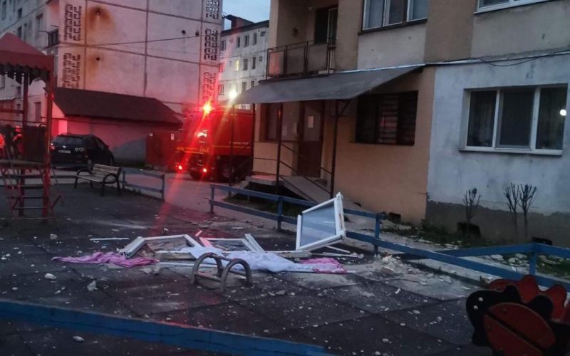 Explozie într-un apartament din Sighetul Marmaţiei, o persoană a fost dusă la spital