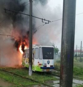 Tramvai în flăcări după ce a fost lovit de trăsnet